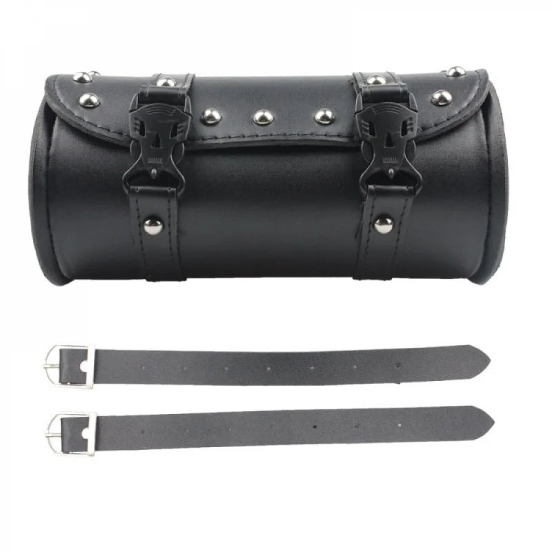 Petite sacoche moto en cuir noir de forme cylindrique fixée près du guidon - vue 3