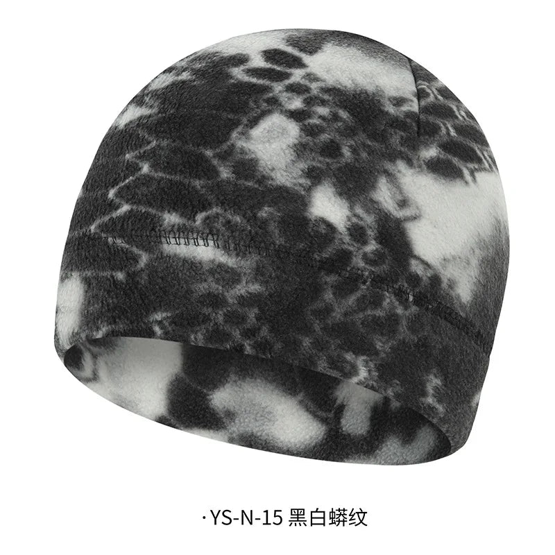 Cagoule polaire camouflage pour l'hiver, portée sous un casque moto - vue 15