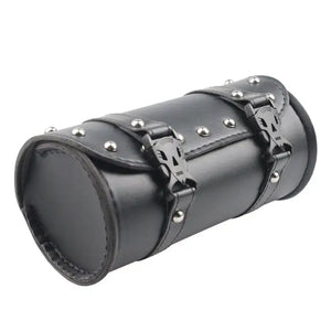 Petite sacoche moto en cuir noir de forme cylindrique fixée près du guidon - vue 7
