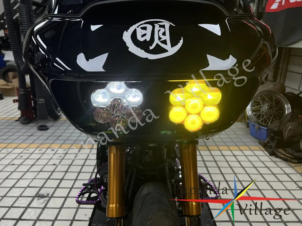 Phare LED avant noir avec feu antibrouillard jaune sur une Harley-Davidson Road Glide - vue 6