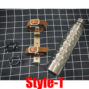 Bidon d'essence en inox fixé sur une moto de style café racer - vue 9