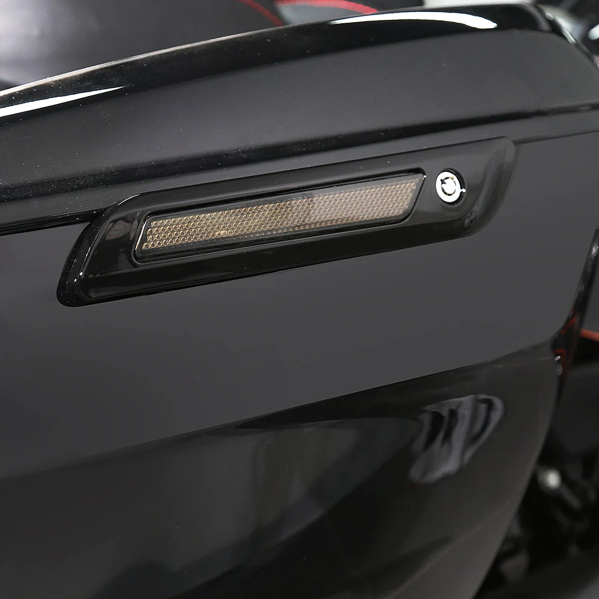 Cache de fermoir de sacoche noir brillant pour Harley Touring - vue 6