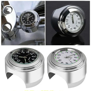 Horloge et thermomètre noirs fixés sur le guidon d'une moto - vue 4