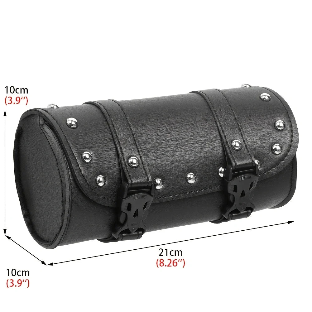 Petite sacoche moto en cuir noir de forme cylindrique fixée près du guidon - vue 5