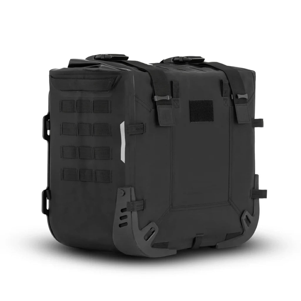 Sacoche latérale semi-rigide noire fixée sur une moto trail/aventure - vue 3