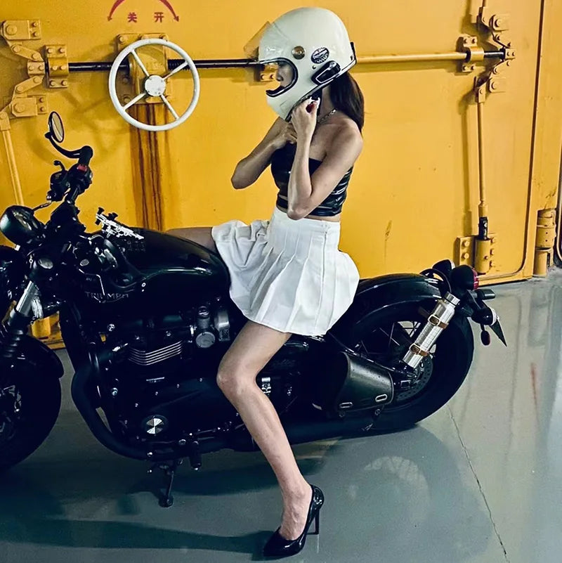 Bidon d'essence en inox fixé sur une moto de style café racer - vue 4