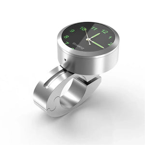 Petite horloge noire fixée sur le guidon d'une moto - vue 8
