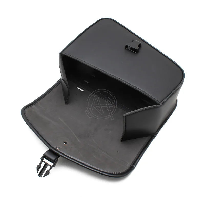 Sacoche latérale à outils en cuir noir fixée sur une Harley-Davidson Sportster - vue 4
