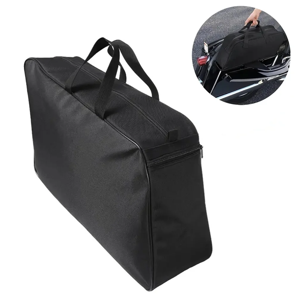 Doublure souple noire insérée dans une sacoche rigide de moto Harley Touring - vue 3