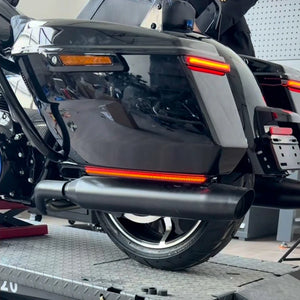 Feu LED rouge collé sur la sacoche latérale d'une Harley-Davidson Touring - vue 3