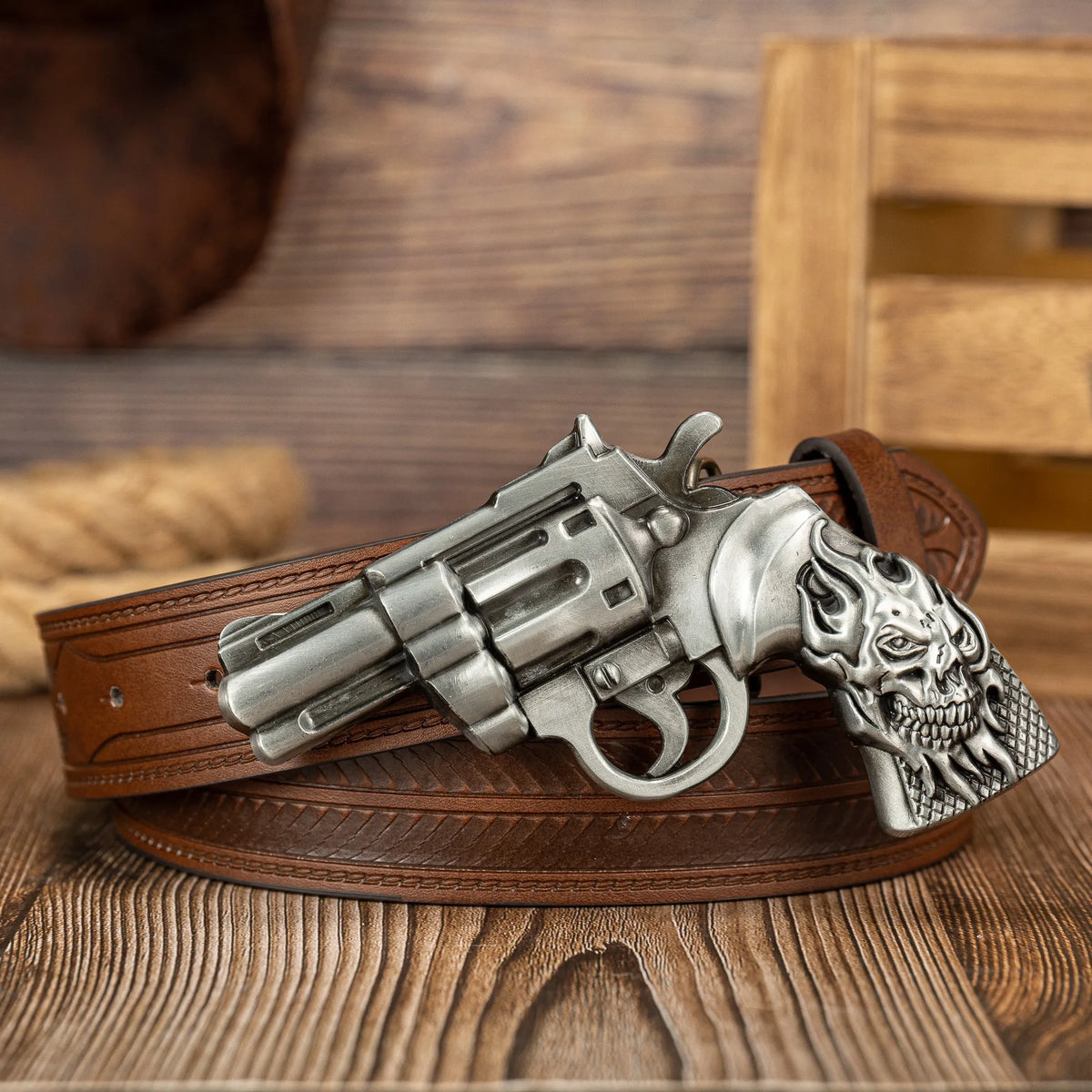 Ceinture homme en similicuir avec grande boucle tête de mort et revolver - vue 3