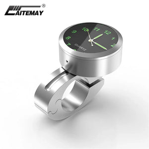 Petite horloge noire fixée sur le guidon d'une moto - vue 1