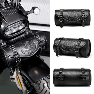 Sacoche de fourche noire en simili cuir fixée sur le guidon d'une moto - vue 7