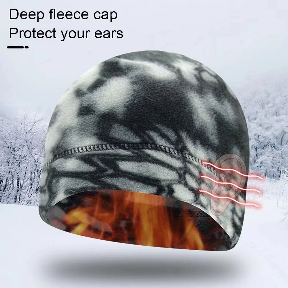 Cagoule polaire camouflage pour l'hiver, portée sous un casque moto - vue 2