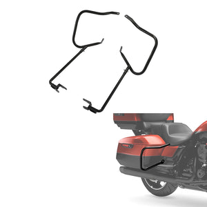 Barre de protection noire à l'avant des sacoches d'une Harley-Davidson CVO Road Glide - vue 1