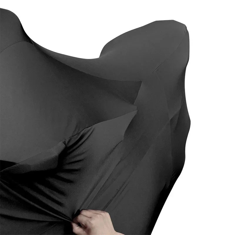Housse moto élastique noire et rouge recouvrant une moto - vue 4