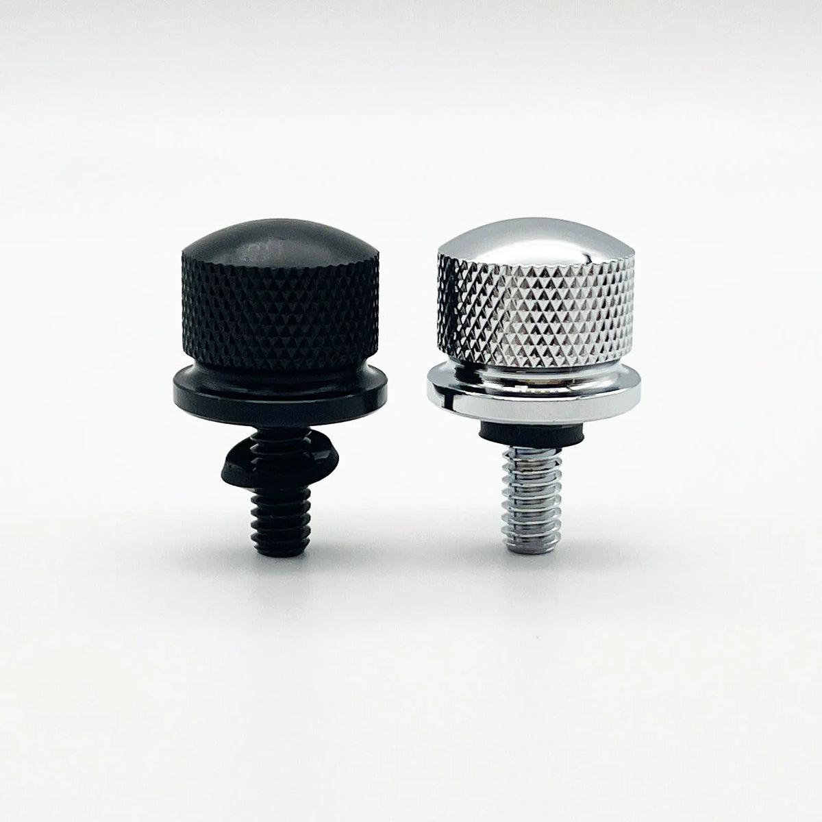 Cache de vis de fixation de selle en aluminium sur une Harley-Davidson - vue 6