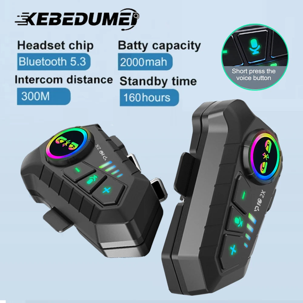 Kit intercom Bluetooth noir fixé sur un casque de moto - vue rapprochée - vue 1