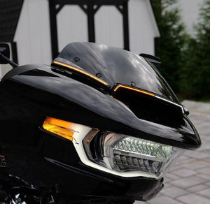 Baguette LED noire fixée le long du pare-brise d'une Harley-Davidson Road Glide - vue 4