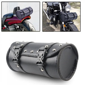 Petite sacoche moto en cuir noir de forme cylindrique fixée près du guidon - vue 1
