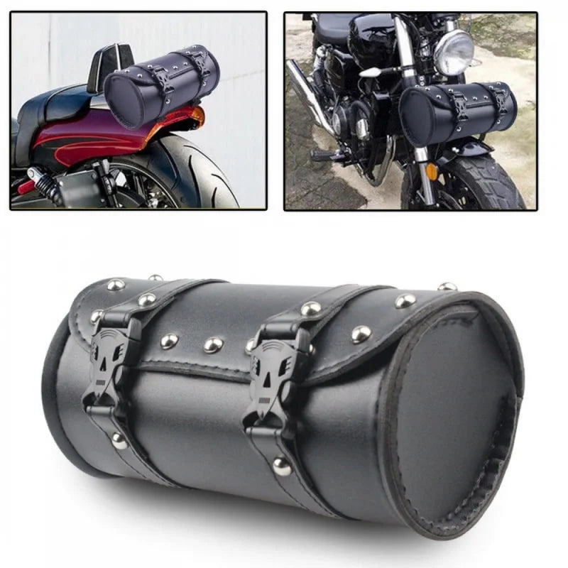 Petite sacoche moto en cuir noir de forme cylindrique fixée près du guidon - vue 1