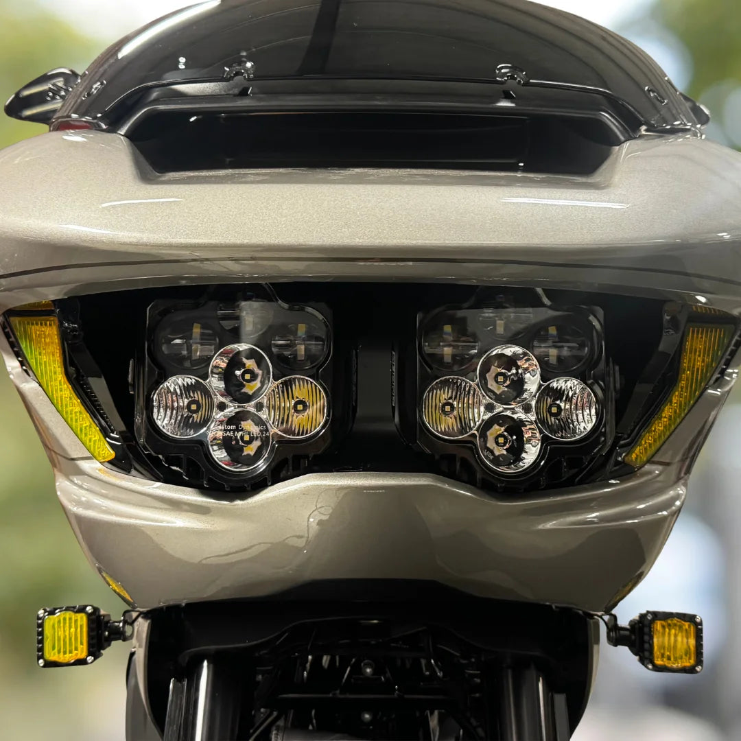 Clignotant LED avant noir style Shark Demon sur une Harley-Davidson Road Glide - vue 4