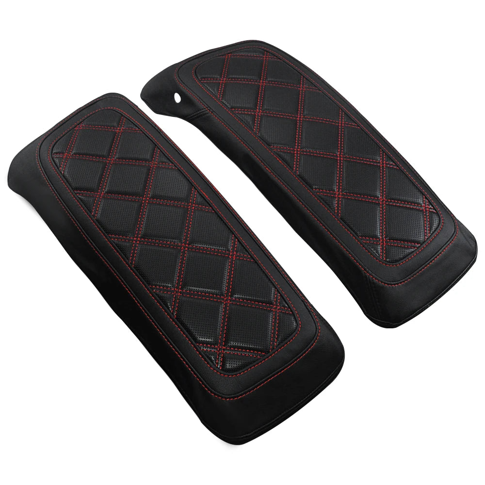 Housse de protection noire installée sur le couvercle d'une sacoche rigide Harley - vue 4