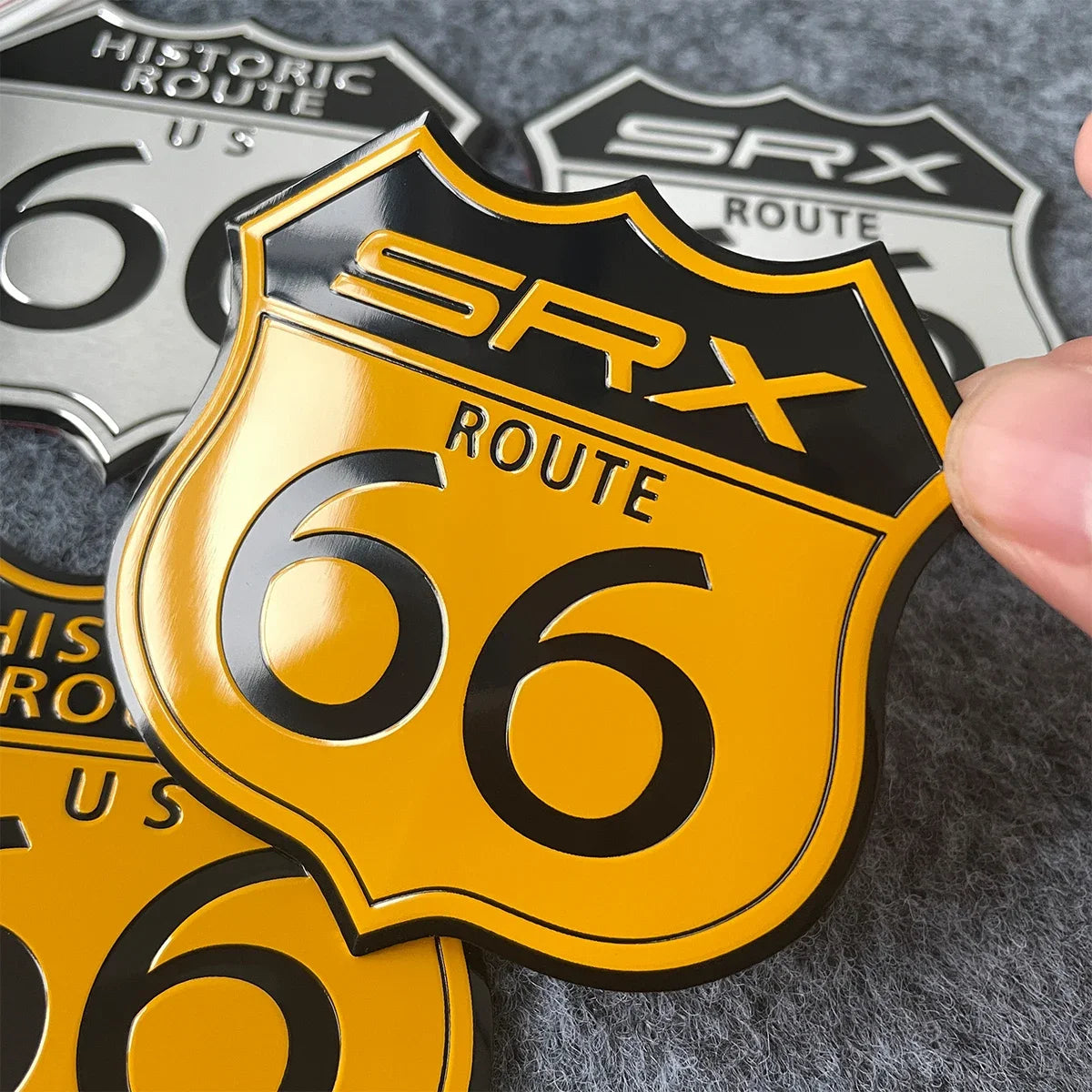 Emblème autocollant aluminium Route 66 sur carrosserie de moto - vue 4
