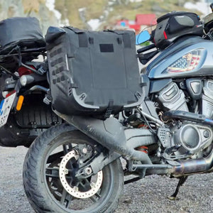 Sacoche latérale semi-rigide noire fixée sur une moto trail/aventure - vue 1
