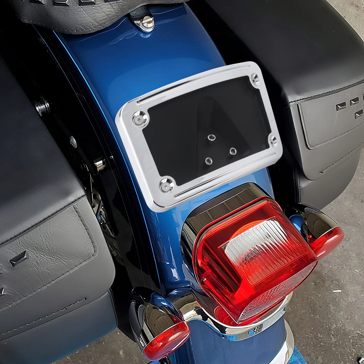 Support de Plaque d'Immatriculation Courbé 3 Trous - Harley-Davidson Dyna, Sportster et Softail – photo 1/8